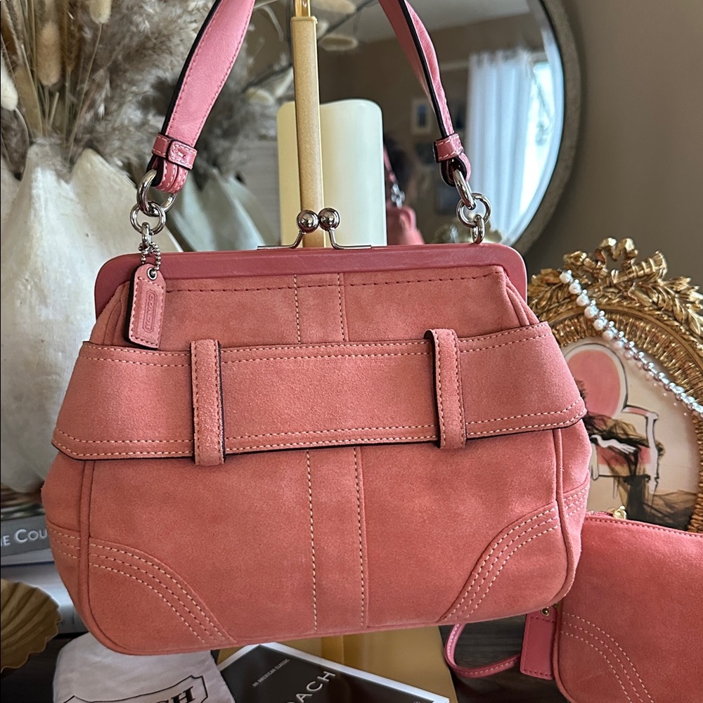Vintage Coach Hamptons Suede Kisslock Bag - Picture 7 of 17